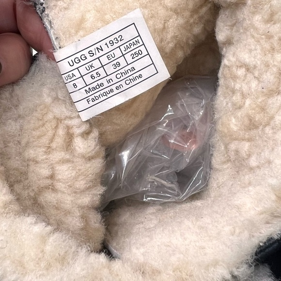 UGG Caspia 1932 Black Leather Lace Up Ankle Sheepskin Winter Fall Boots Sz. 8 - Picture 9 of 11